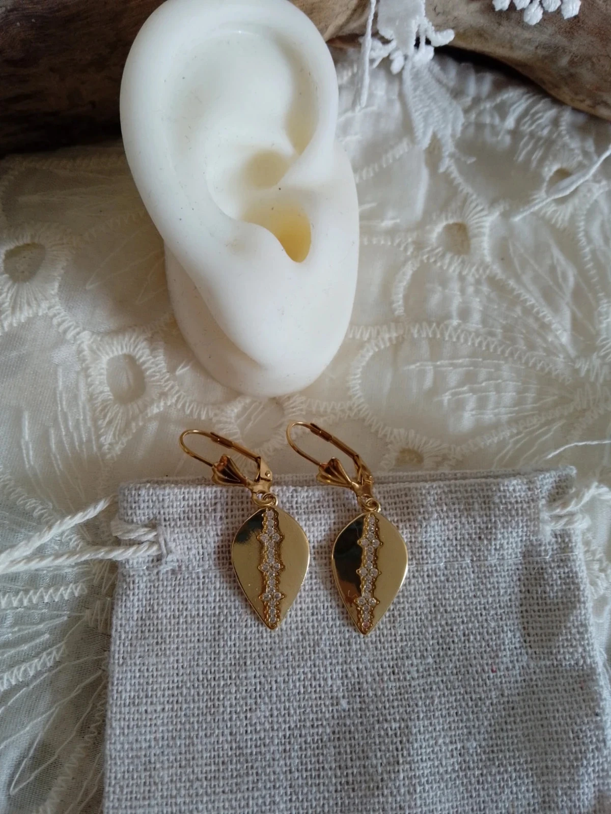 Boucles d'oreilles bohèmes dormeuses feuilles dorées avec zircons blancs – photo 2